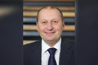 Nestačily mu miliony, personální šéf DPP chtěl podle policie i desítky VIP vstupenek - Novinky